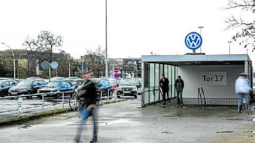 Empleados abandonan la fábrica de Volkswagen en Wolfsburgo, Alemania. Empleados abandonan la fábrica de Volkswagen en Wolfsburgo, Alemania.