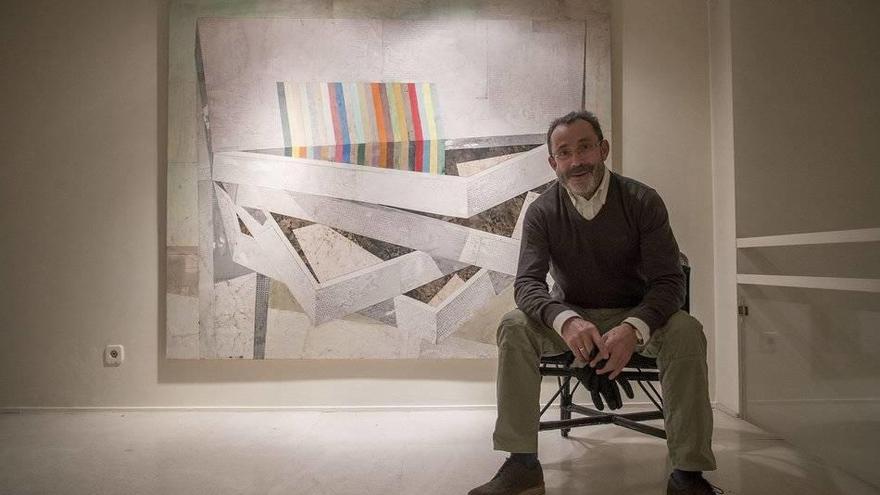 Miguel Rasero posa ante uno de sus cuadros a base de collage y pintura en la Galería Fermín Echauri.