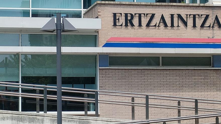 Aparecen pintadas contra tres ertzainas en sus viviendas de Gernika: "Fuck zipaio"