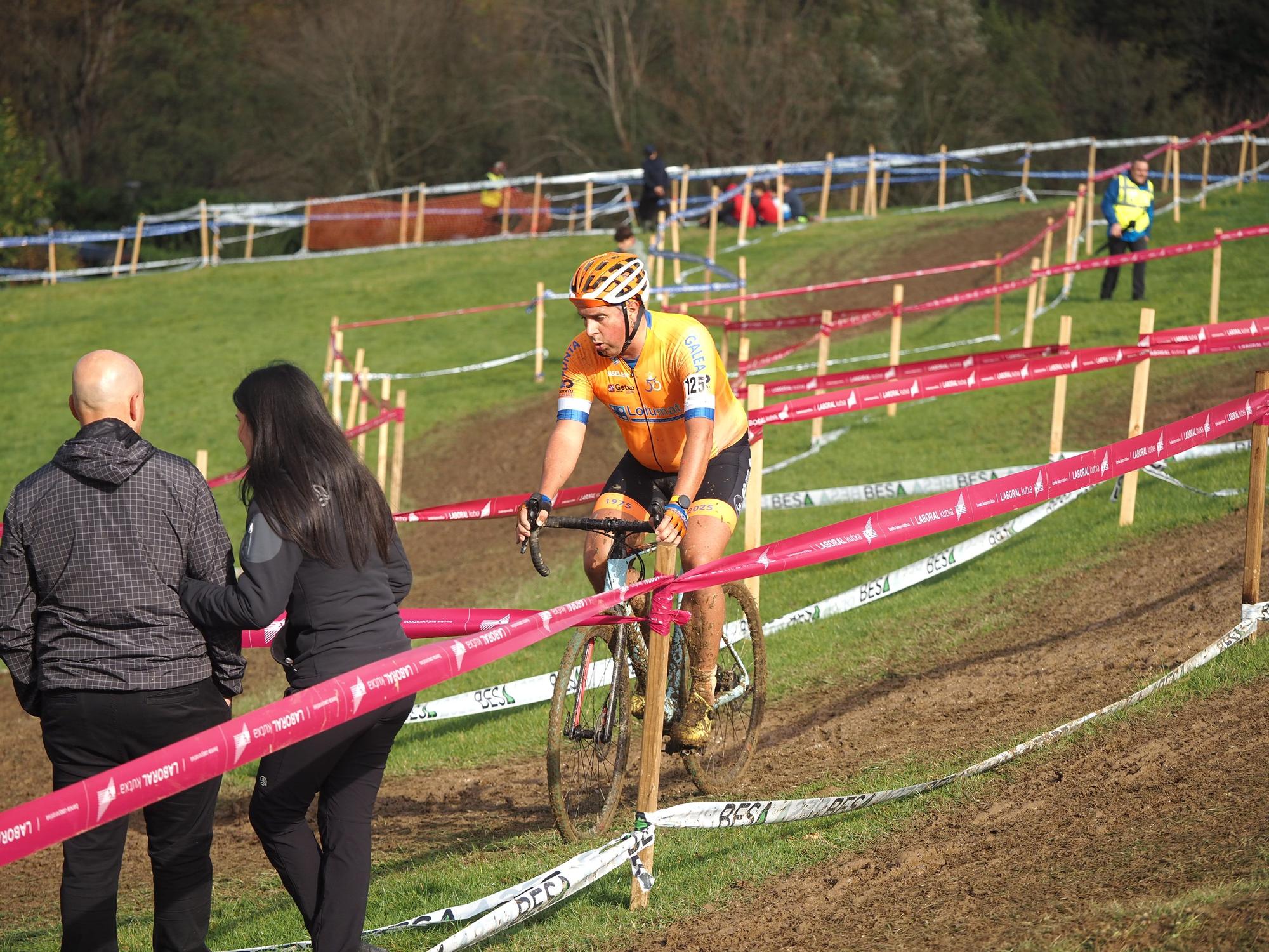 El barro se sumó al espectáculo de ciclocross en Elgoibar