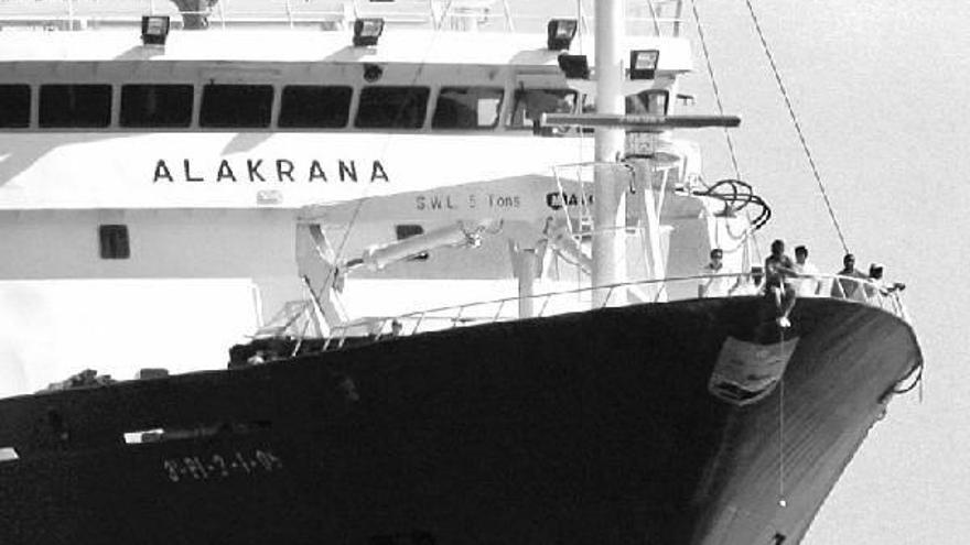 El &quot;Alakrana&quot; entra en Port Victoria (Seychelles) tras haber sido liberado por los piratas.
