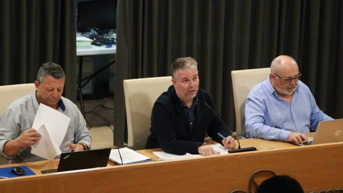 Fermín Corella, gerente a la izquierda, y Fernando Ferrer, presidente de la Mancomunidad, en el centro.