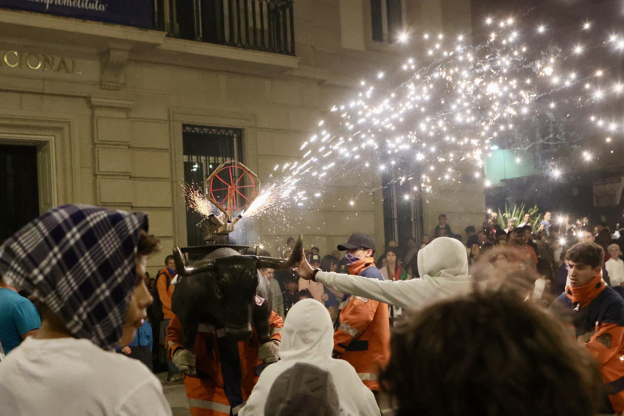 Toros de fuego en la calle Olaguibel