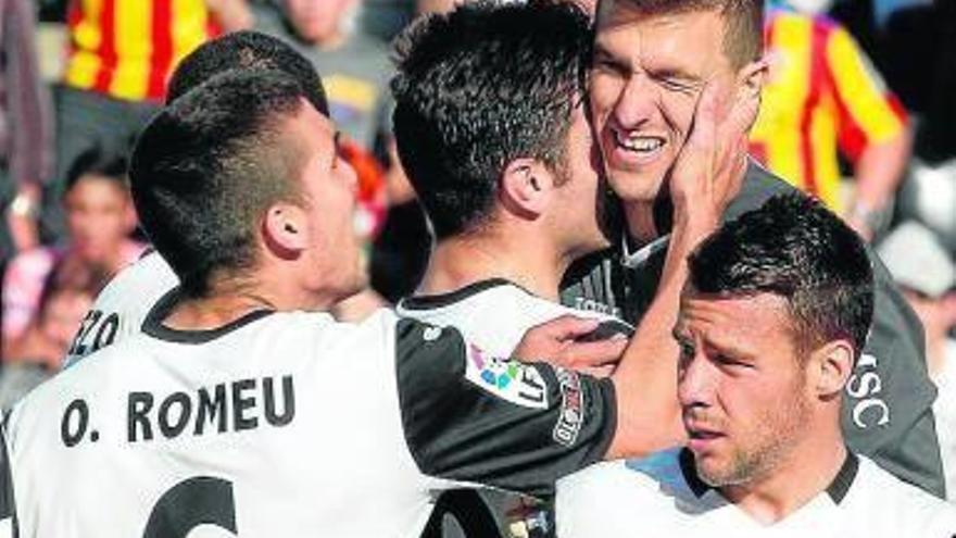 El Valencia sufre para doblegar al Elche