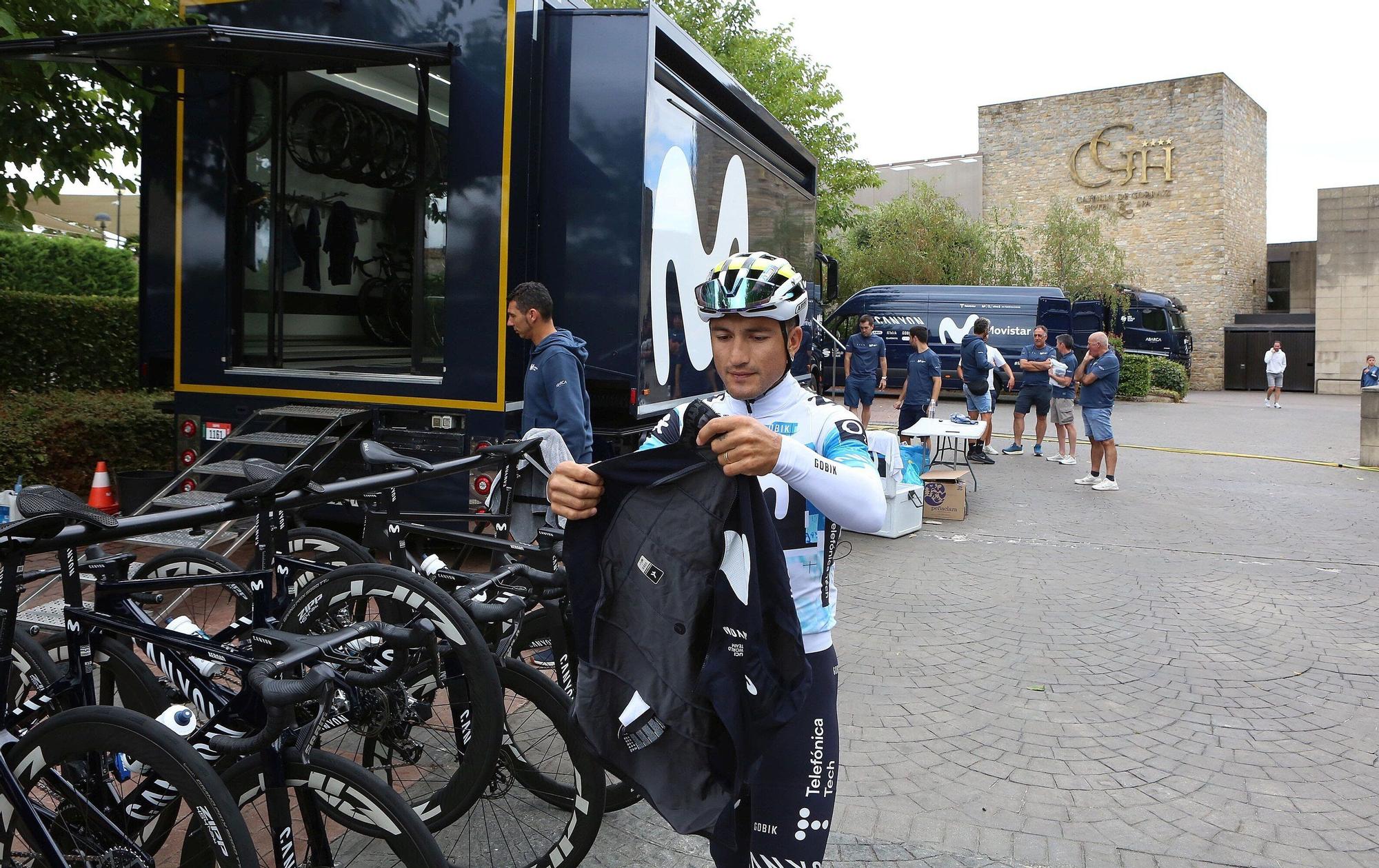 Movistar Team sale a rodar por la Comarca de Pamplona en la jornada de descanso de La Vuelta