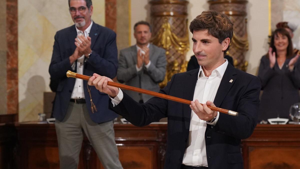 Jon Insausti con la &#039;makila&#039; de alcalde recibe el aplauso de Eneko Goia