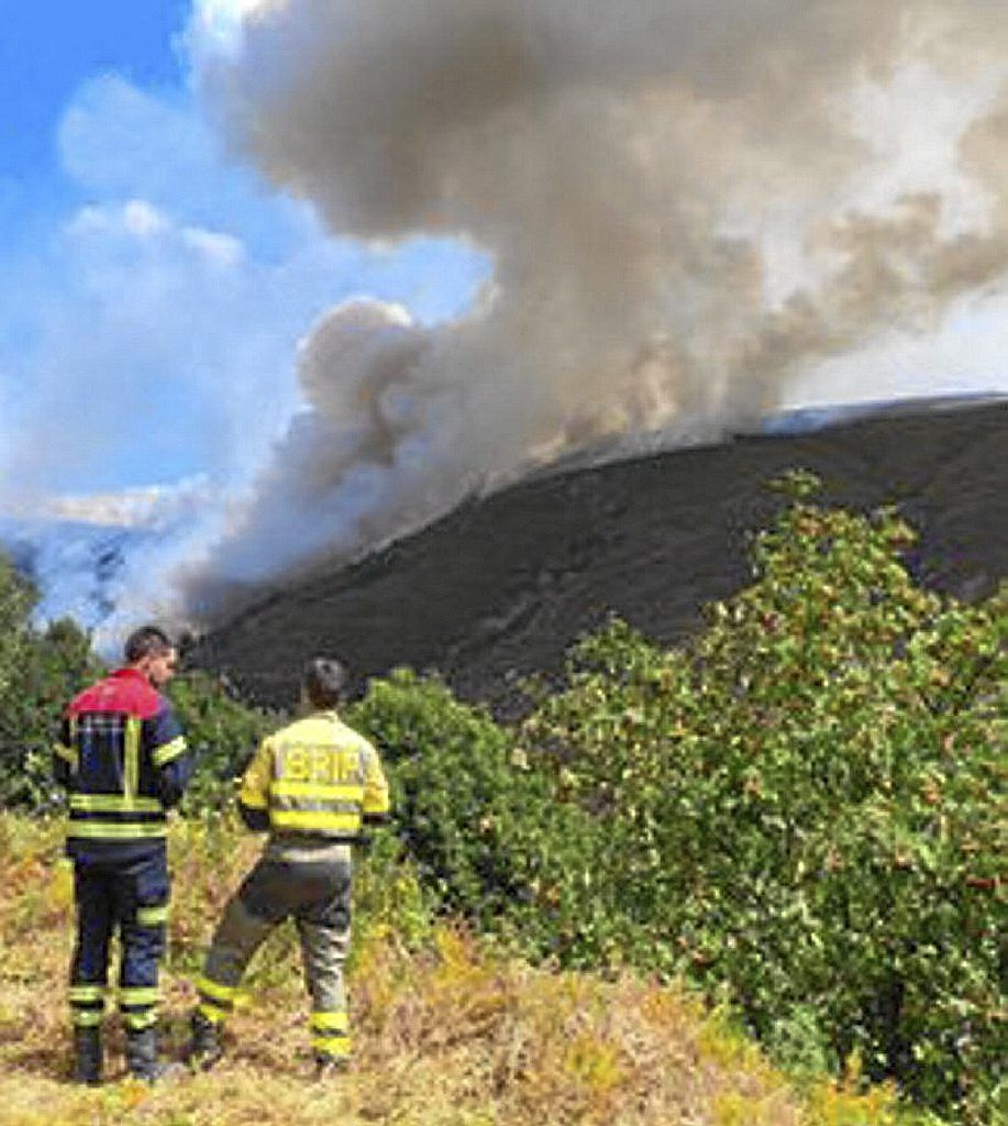 Un bombero de Navarra con un miembo de la BRIF, ayer en la zona.