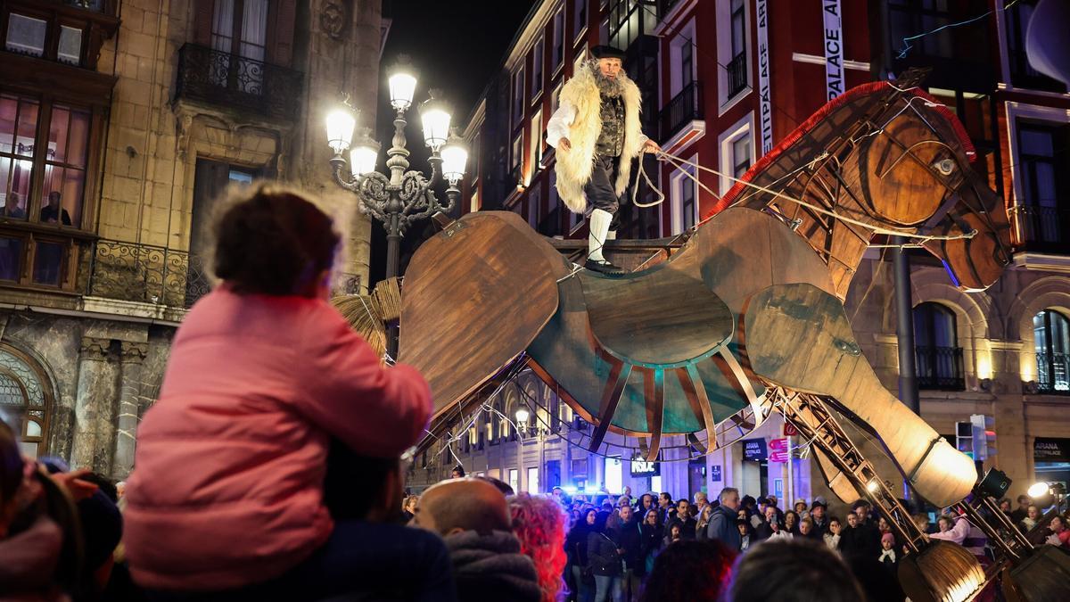 Olentzero frente a El Arenal durante la cabalgata del año pasado.