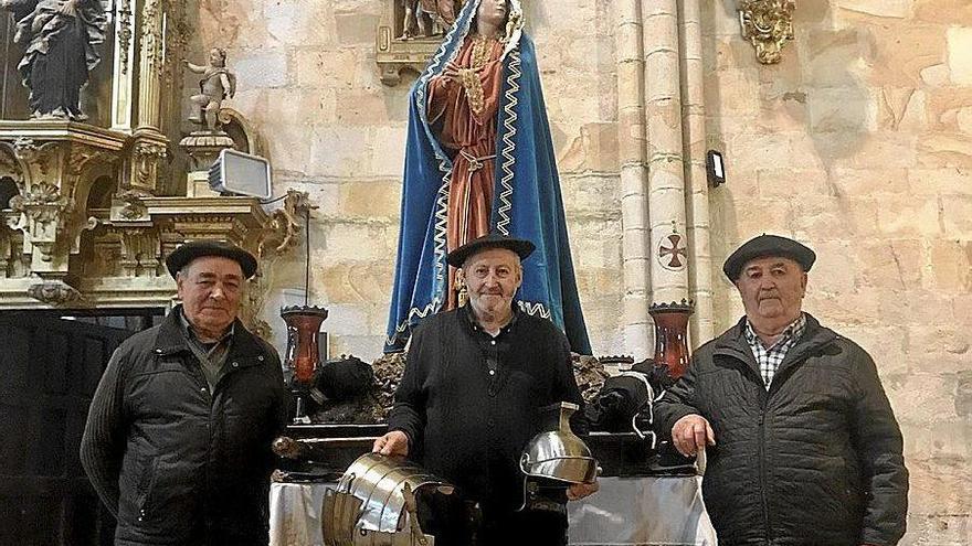 De izquierda a derecha, Paco Muñoa, Ceferino Agirre y Laureano Telleria en la iglesia de Segura.