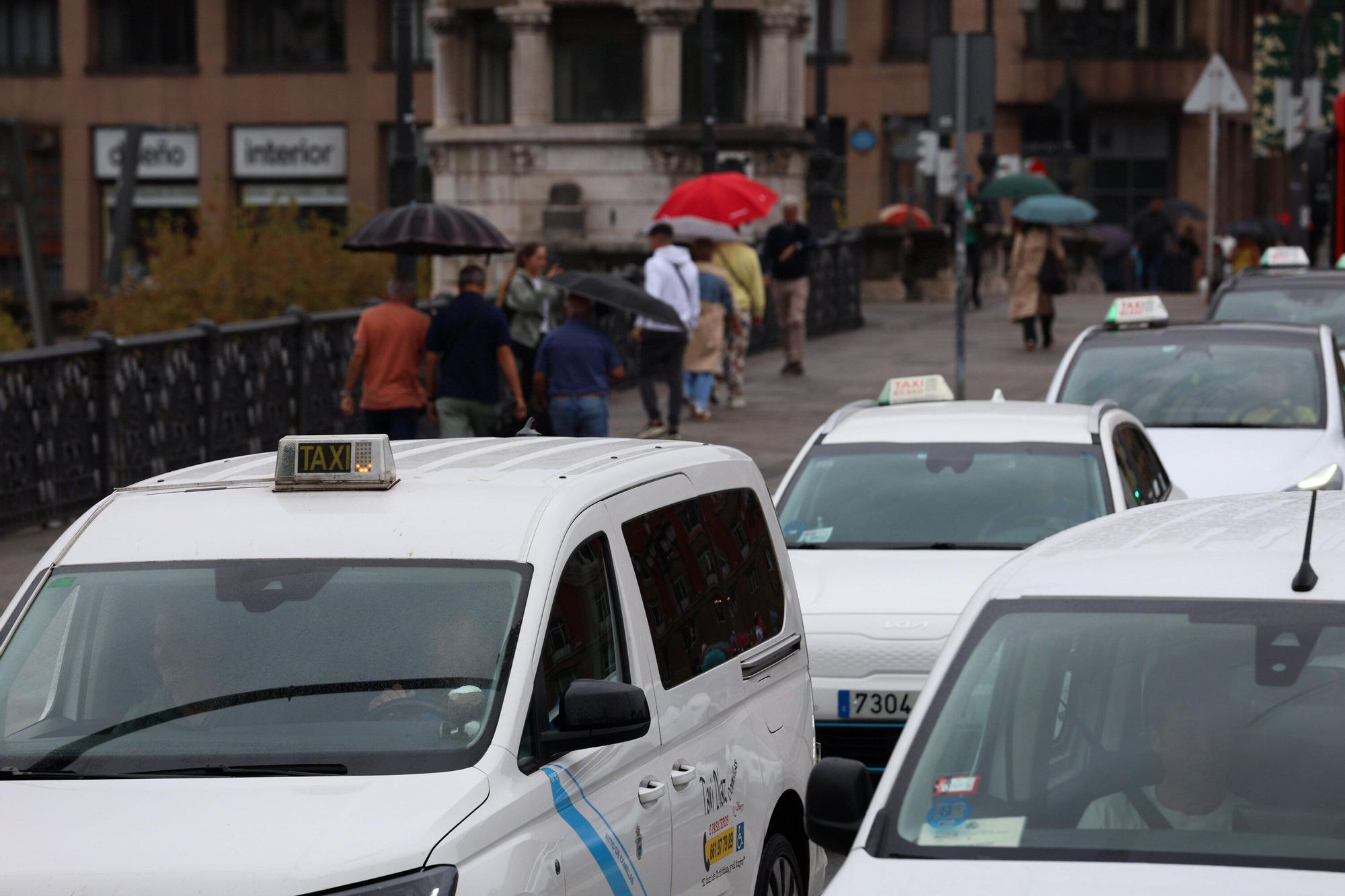 En imágenes: Taxistas reclaman en Bilbao inspecciones a Uber y Cabify