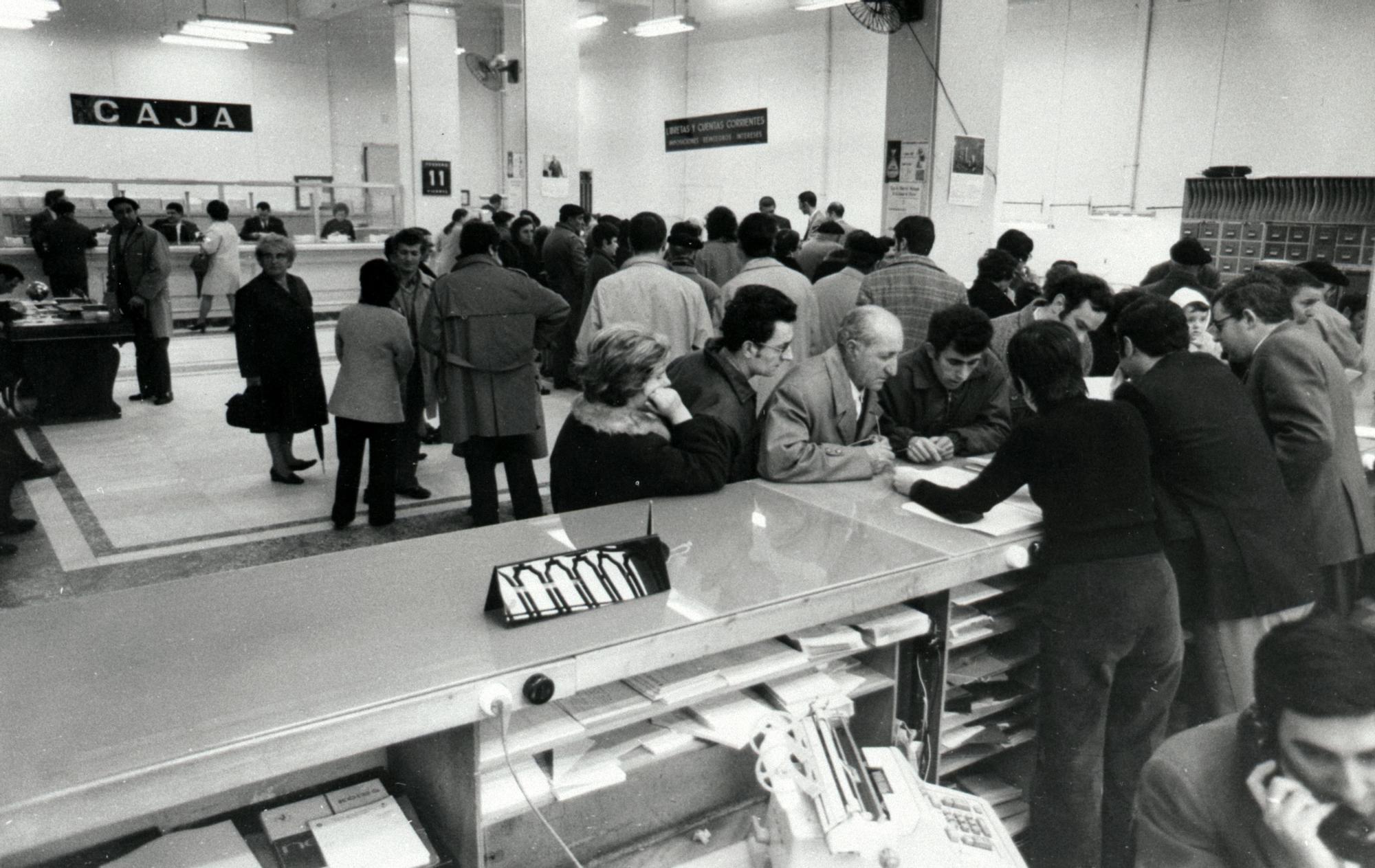 Oficinas centrales de la sede central de la entidad de ahorro en la mañana en que se suprimió el cristal del mostrador, el 11 de febrero de 1972.