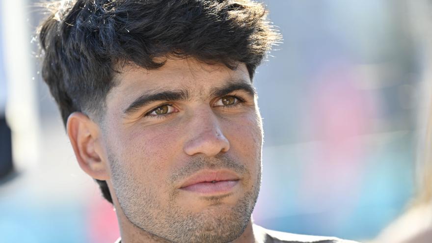 Alcaraz impone su condición de campeón en su debut en Montecarlo