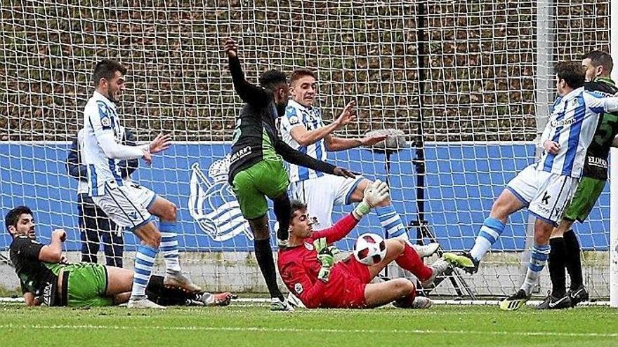 El jugador del Racing Kitoko anota el gol que otorgó la victoria al equipo cántabro, ayer en Zubieta.
