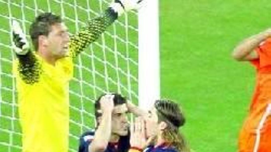 Gerard Piqué se lamenta tras fallar Ramos una ocasión.