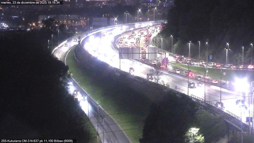 Tres kilómetros de retenciones dirección Cantabria por un accidente a la altura de Barakaldo