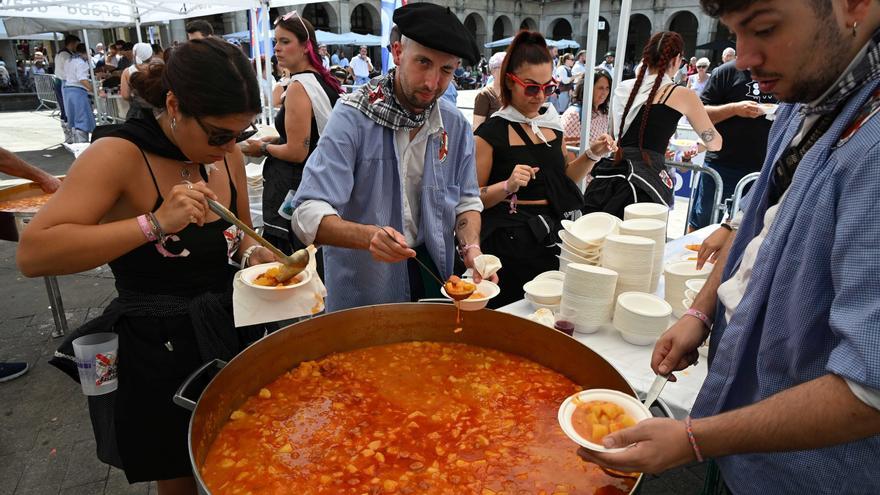 Los fogones solidarios de Basatiak desafían al calor