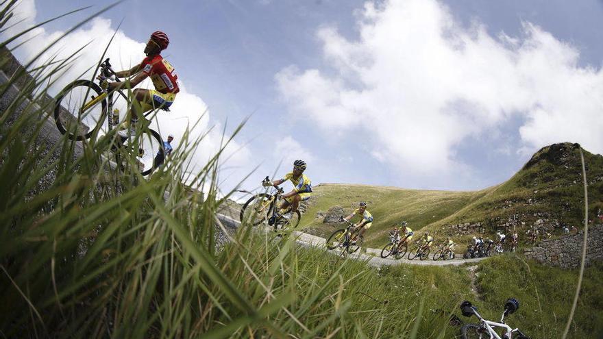 El pelotón durante la decimotercera etapa de la Vuelta 2014, entre Belorado (Burgos) y Cabárceno (Cantabria), con un recorrido de 188,7 kilómetros.