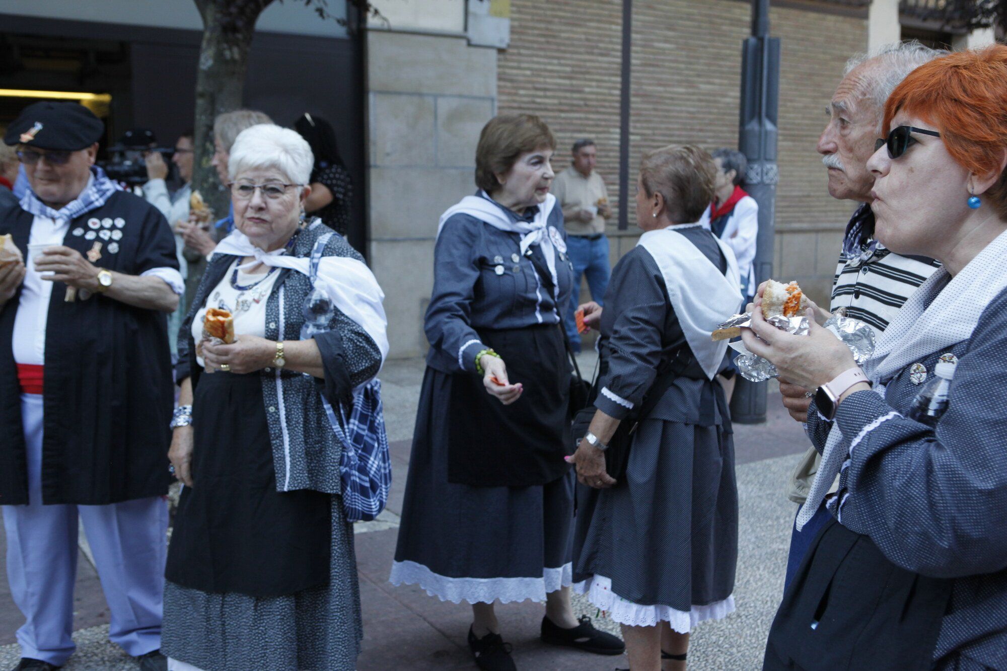 Los blusas y neskas veteranos ya disfrutan de su día en La Blanca