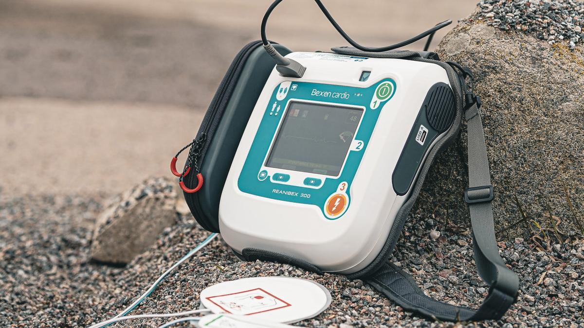 Un desfibrilador como el que usaron los policías de Eibar para salvar la vida de un hombre