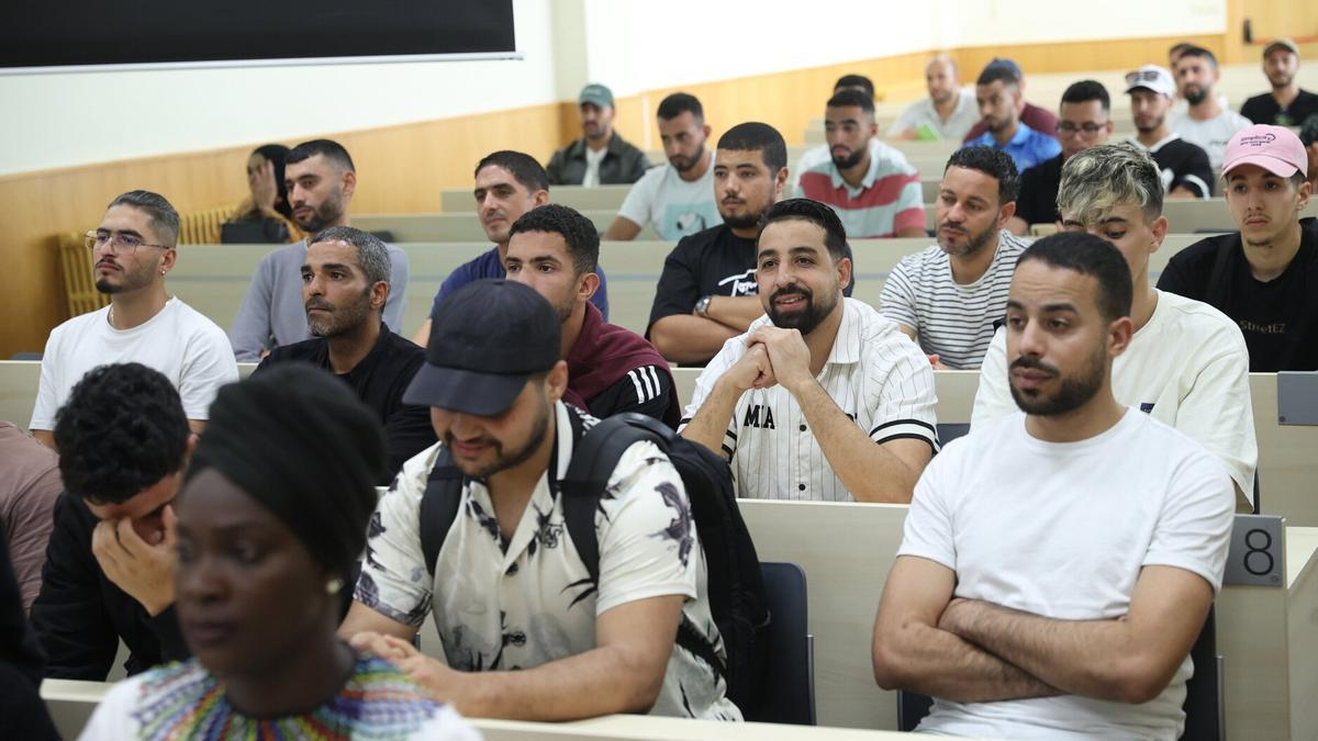 Los asistentes a la apertura del curso.