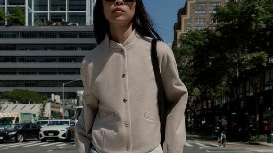 Vista de la chaqueta bomber soft de Zara