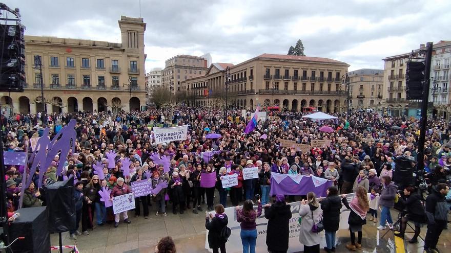 La lluvia no frena la manifestación del 8M en Pamplona contra los sistemas de opresión