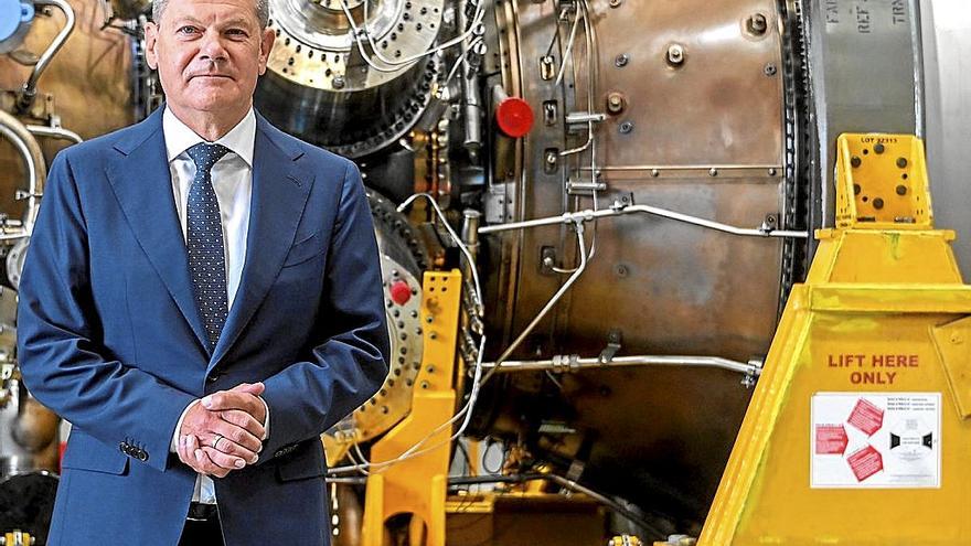 El canciller alemán, Olaf Scholz, durante su visita de ayer a la empresa Siemens Energy.  | FOTO: EFE