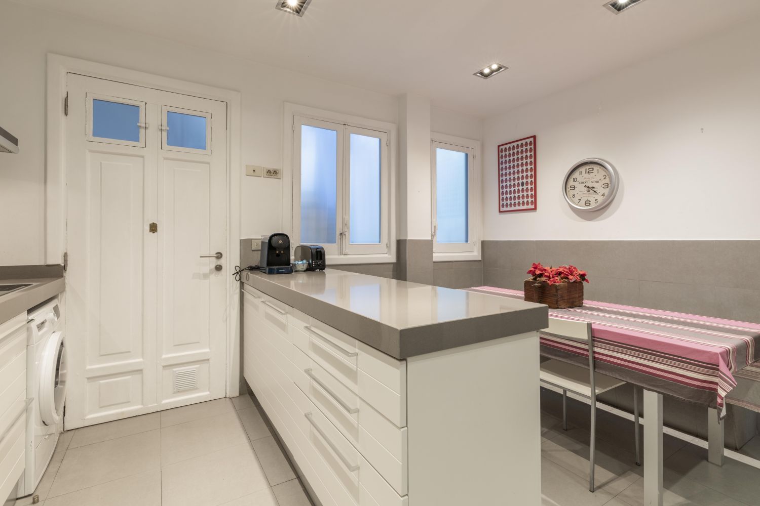 Magnífica propiedad en venta ubicada en un edificio señorial, situada en una de las zonas más elegantes del céntrico barrio de Gros