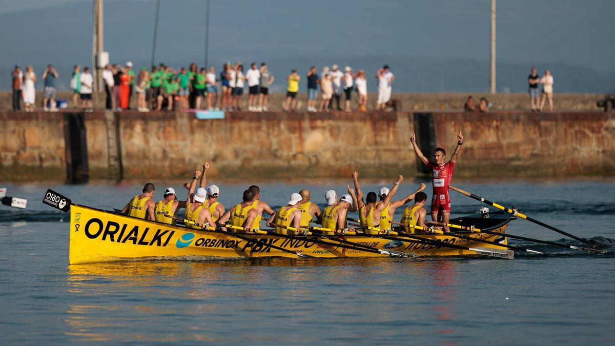 Los remeros de Orio celebran su clara victoria en aguas de A Pobra Do Caramiñal.