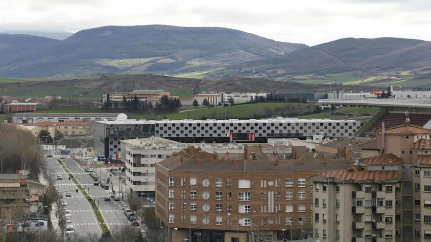 Vista general de la calle Sadar, con el Reyno de Navarra Arena, al fondo.