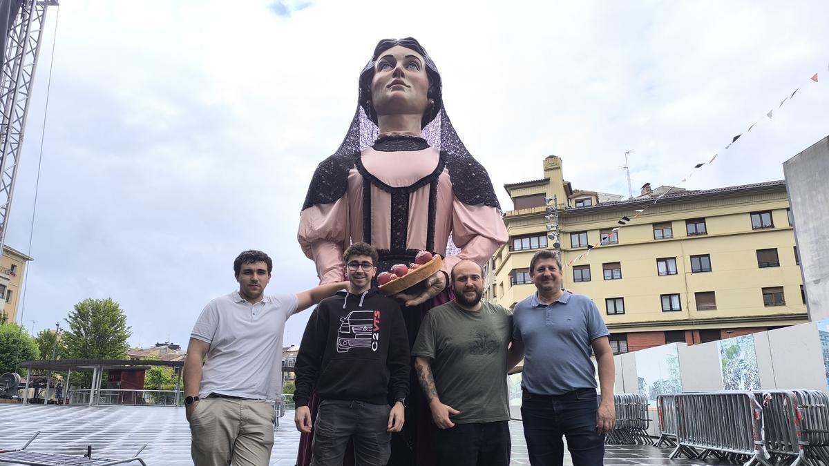 Iñigo Mangas (segundo por la derecha) junto a algunos de los colaboradores de Ondare / Unai Macias Iñigo Mangas (segundo por la derecha) junto a algunos de los colaboradores de Ondare / Unai Macias