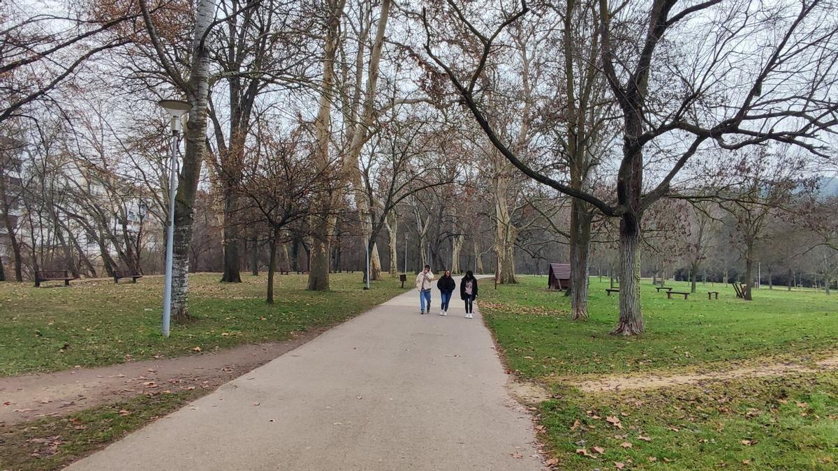 Personas caminando por Estella en un día nuboso.
