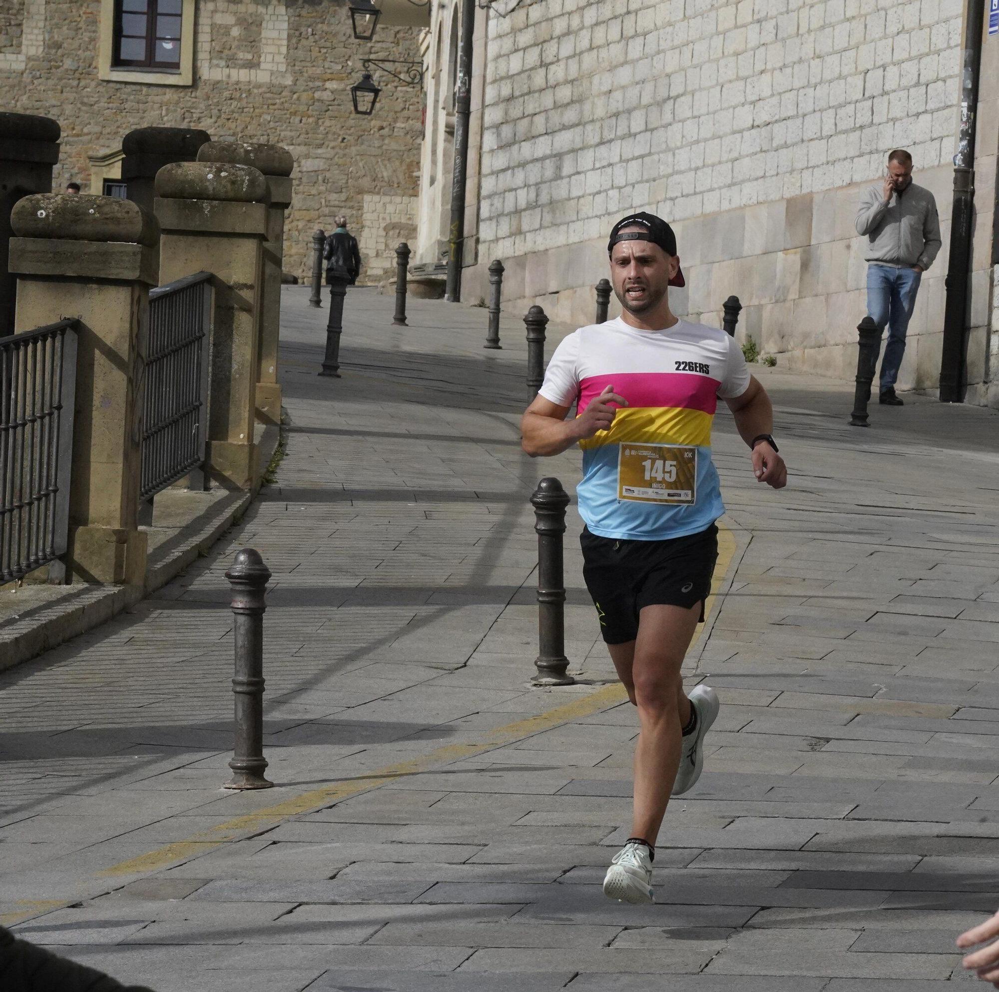En imágenes: Miles de personas conquistan la Almendra de Gasteiz