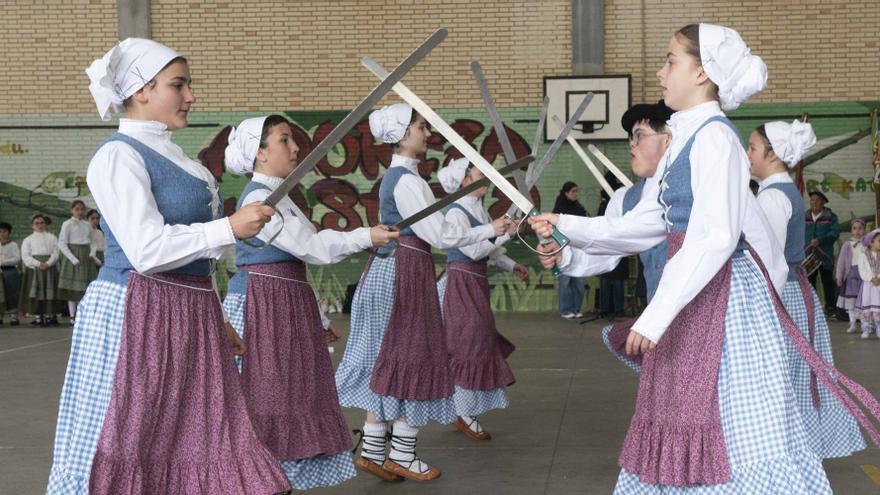 En imágenes: Más de 200 jóvenes dantzaris toman Vitoria