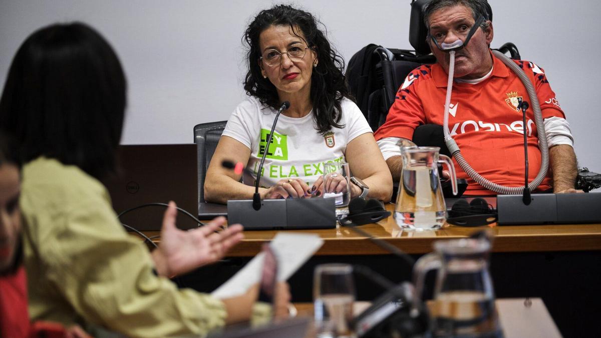 Sesión de trabajo de la Comisión de Salud en el Parlamento con Carlos Baigorri, paciente de ELA, y María García, su mujer y cuidadora.