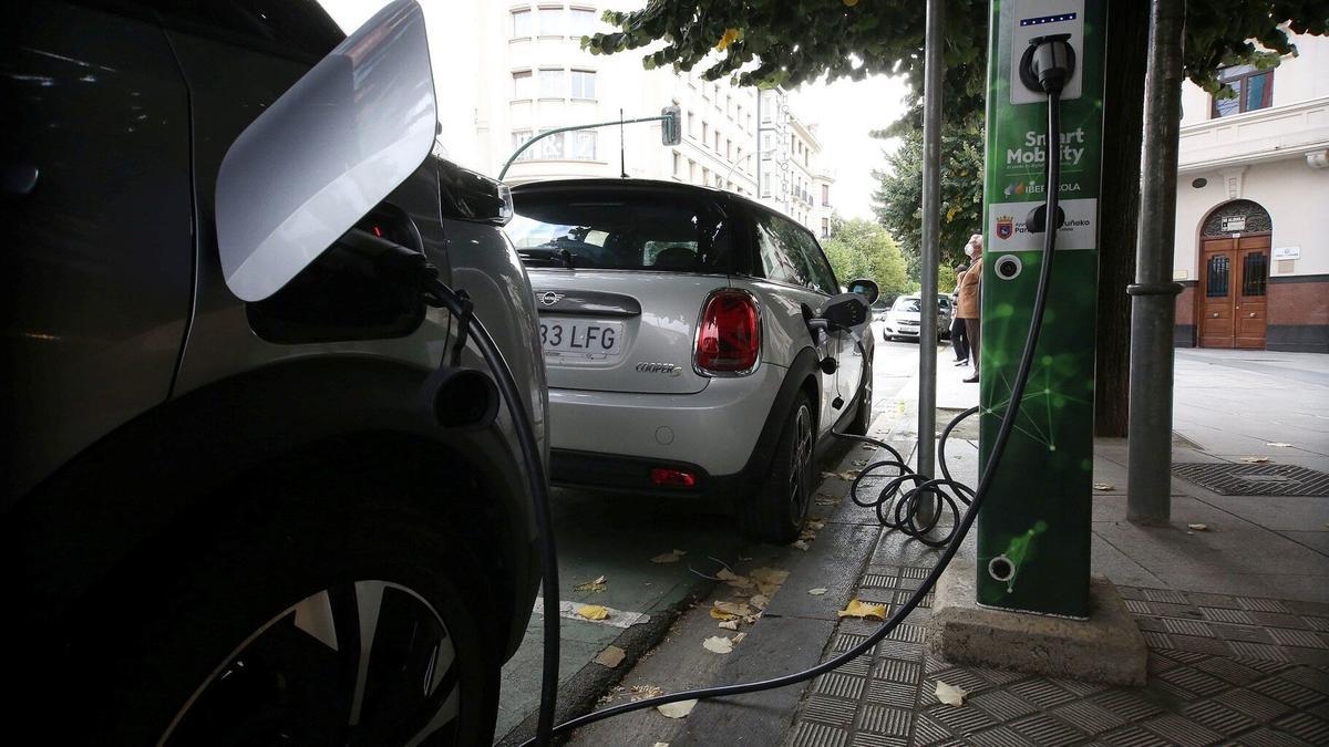 Dos coches eléctricos recargándose en un punto de recarga del Ayuntamiento. Dos coches eléctricos recargándose en un punto de recarga del Ayuntamiento.
