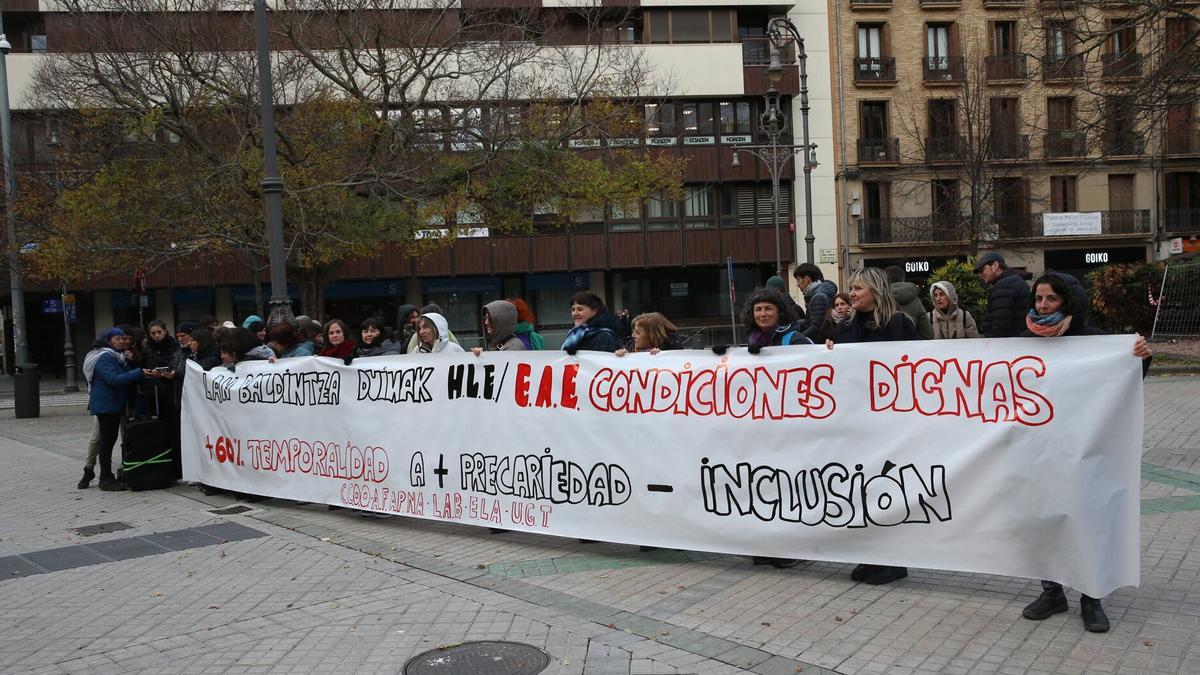 Protesta del colectivo de especialistas de apoyo educativo frente al Parlamento.