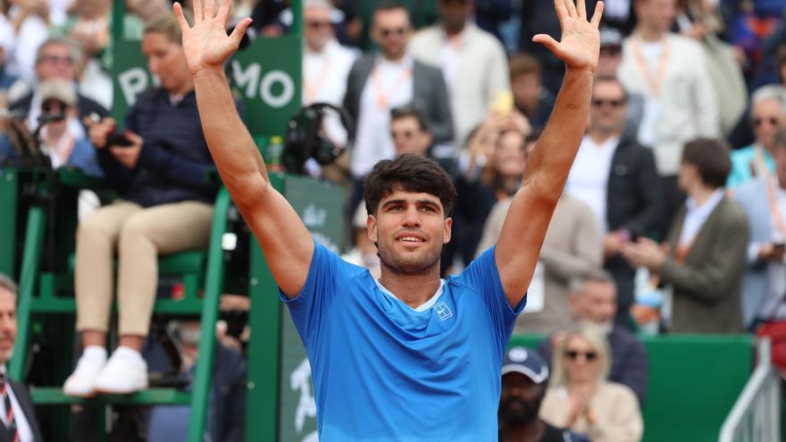 Alcaraz impone su condición de campeón en su debut en Montecarlo