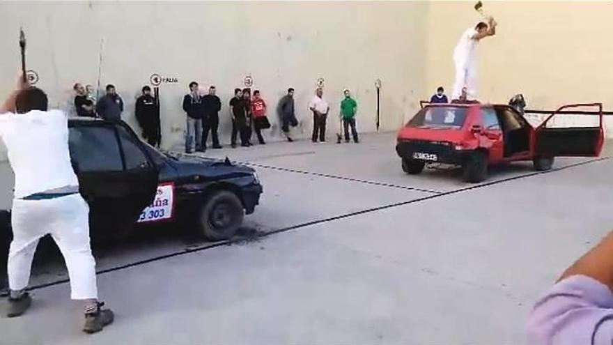 Aizkaolaris cortando coches en lugar de troncos. ¿Un nuevo deporte rural?