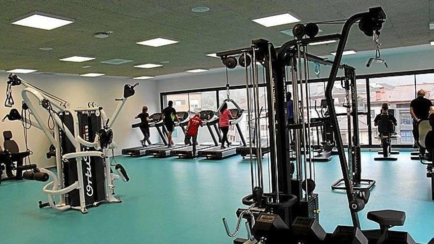 Varias personas en las nuevas instalaciones del polideportivo de Zestoa.