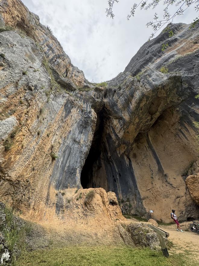 Imágenes de la masa rocosa y de la Cueva de San Bartolomé.