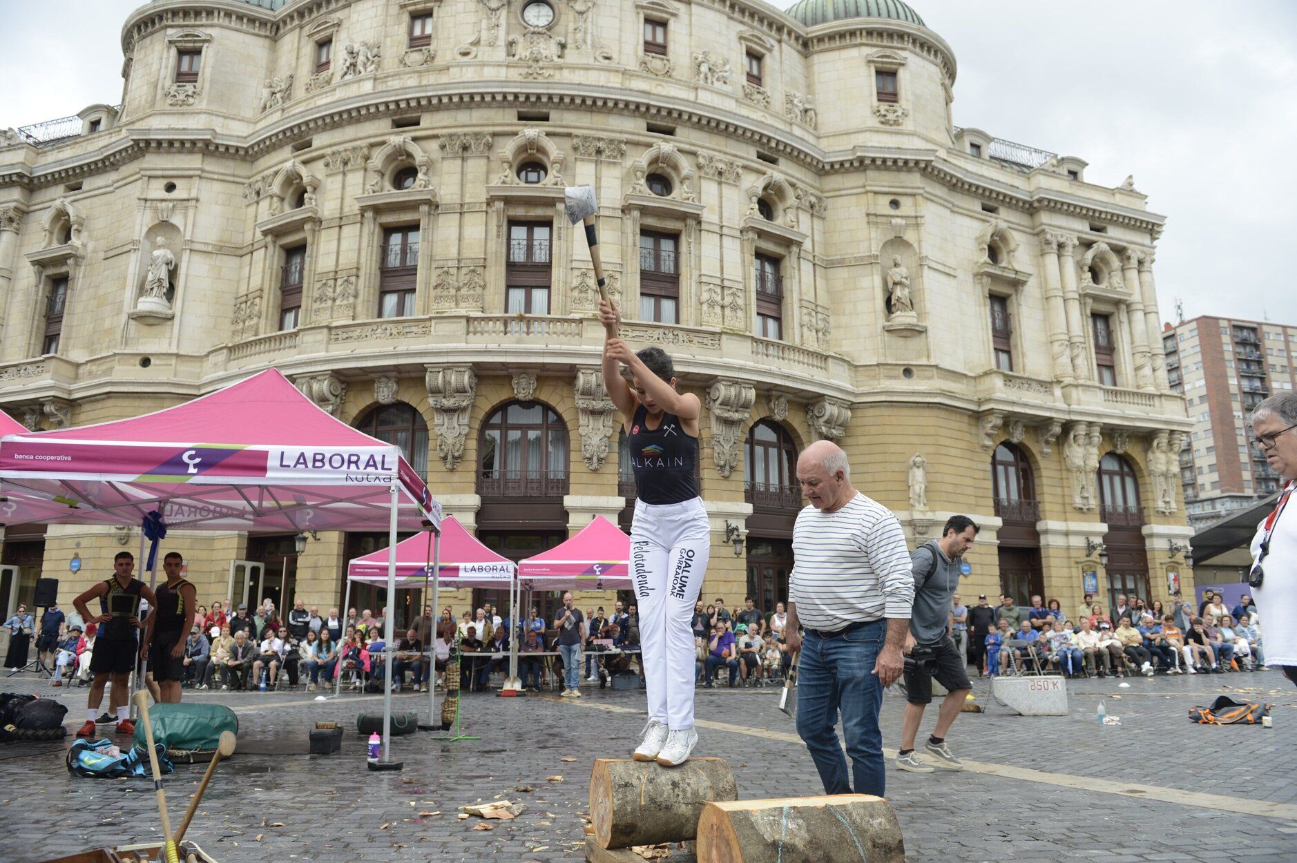 En fotos: herri kirolak en la plaza del Arriaga