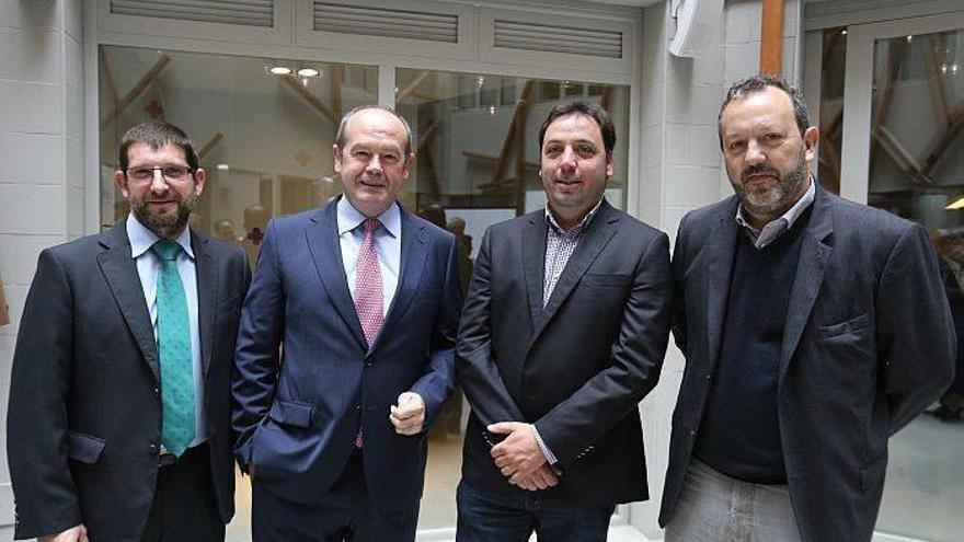 Joseba Lozano, Ricardo Barkala, el presidente de la Asociación de Bodegas de Rioja Alavesa-ABRA, Gabriel Frías del Val , y Peli Manterola, acudieron a la celebración del programa ‘wine lovers’ enclavado en el proyecto la Rioja Alavesa Ardo Koloreak. Fotos