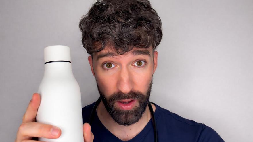 Un médico alerta: el agua que bebes tiene más bacterias que tu WC, y para eliminarlas solo tienes que hacer esto