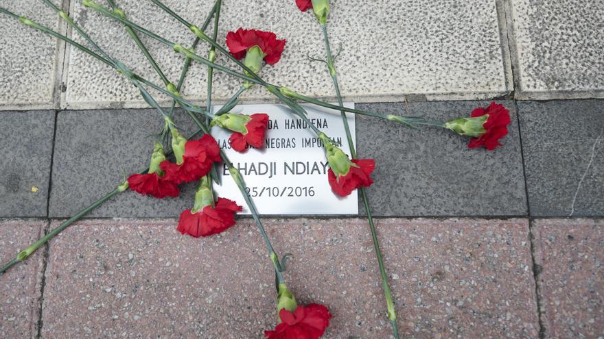 Placa en memoria de Elhadji Ndiaye