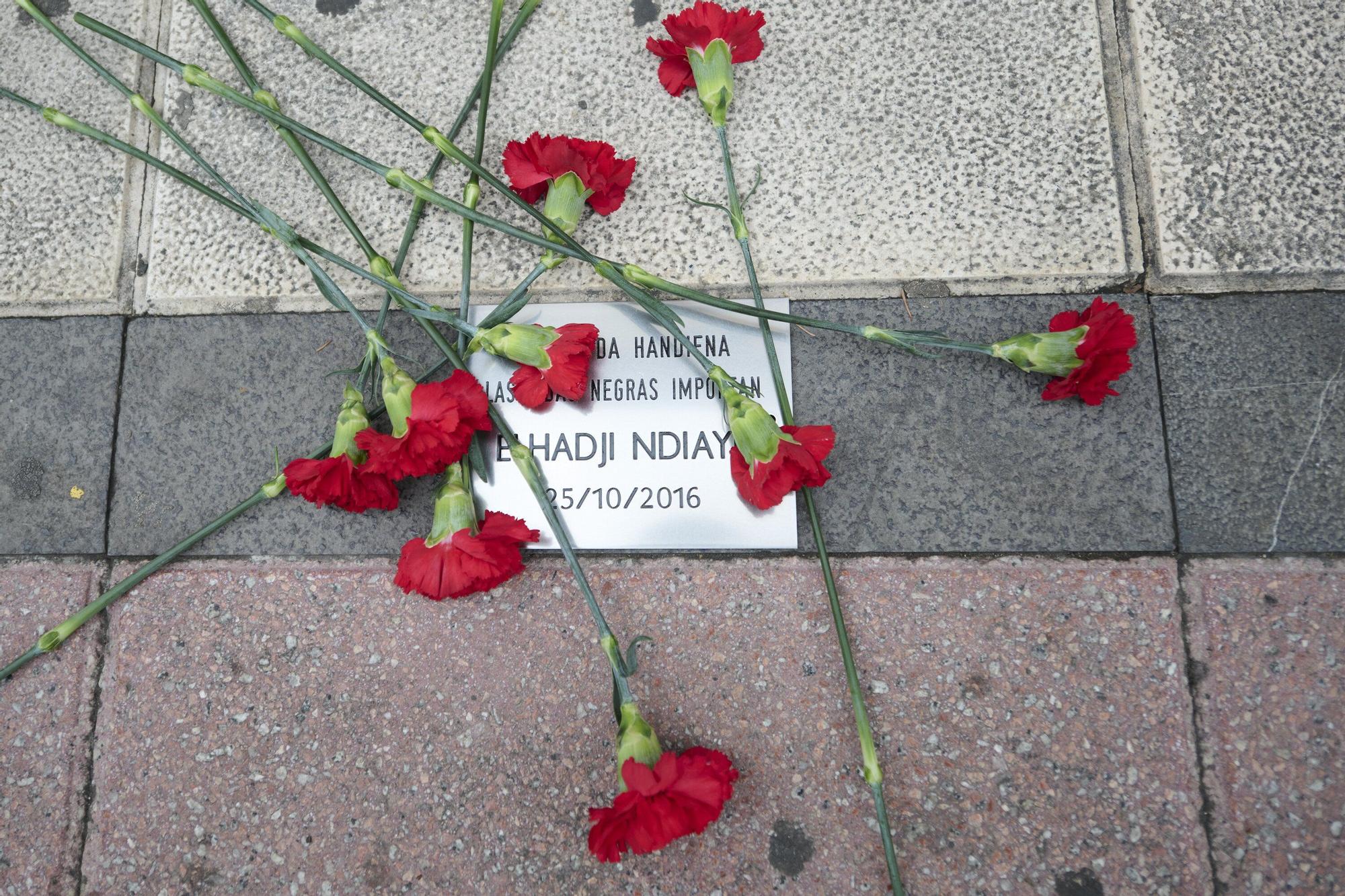 Placa en memoria de Elhadji Ndiaye