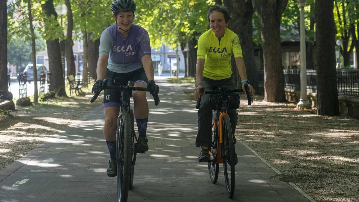 Kerstin Lühr, fundadora de ELLAbikes, junto a Pili Rodríguez