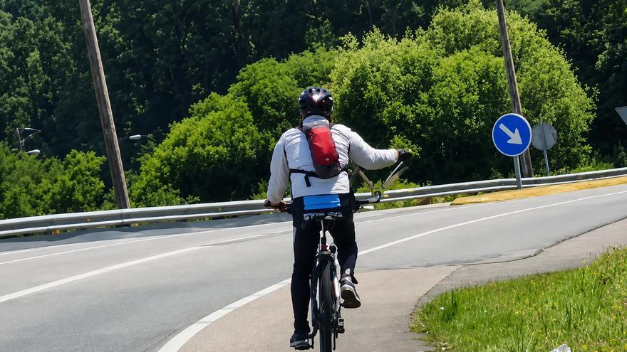 El divertido vídeo viral de un ciclista que ‘pasea’ a su loro por una carretera en Vigo