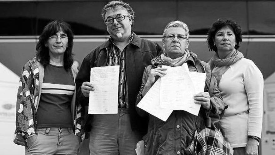 Afectados y miembros de la PAH, ayer con las firmas recogidas.