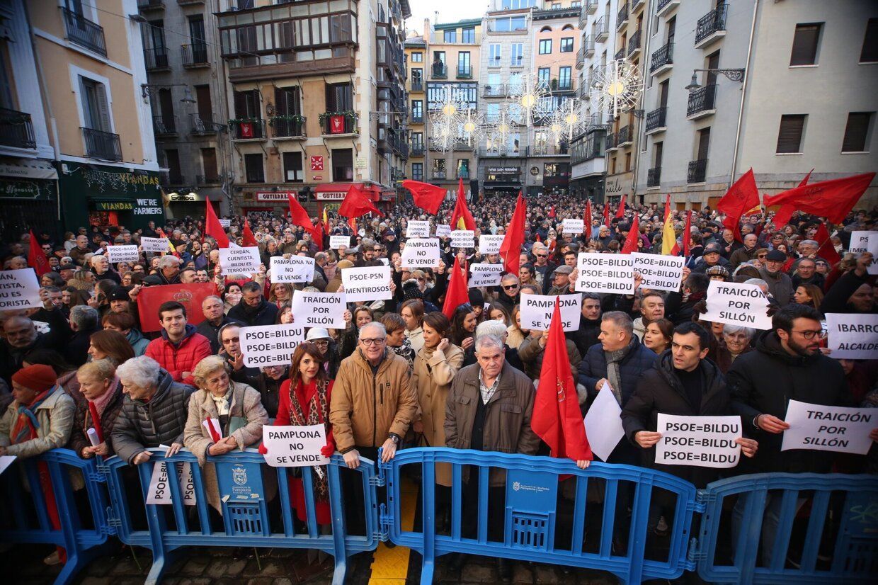 Imágenes de la concentración contra la moción de censura en Iruñea